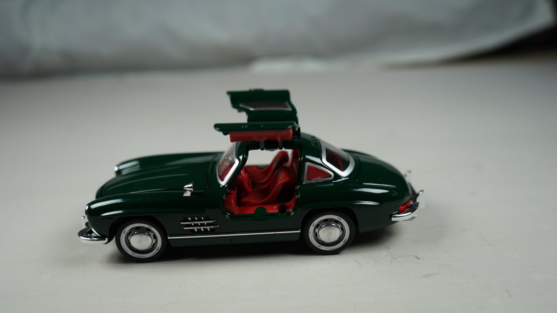 Mercedes-Benz 300SL 1:32 Die-Cast Car